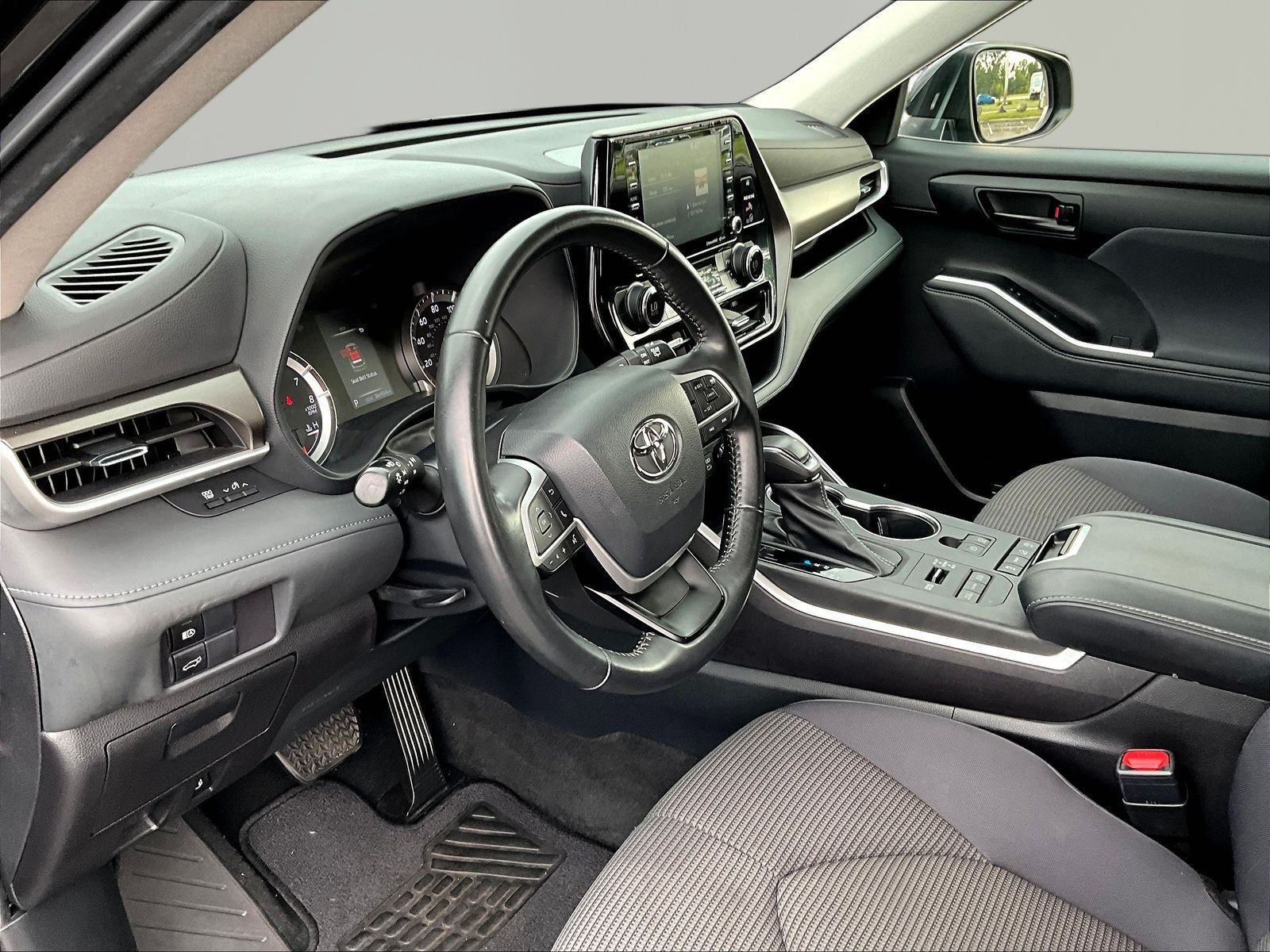 Used 2022 Toyota Highlander LE AWD/4WD image 17