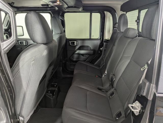 Used 2020 Jeep Gladiator Overland AWD/4WD image 16