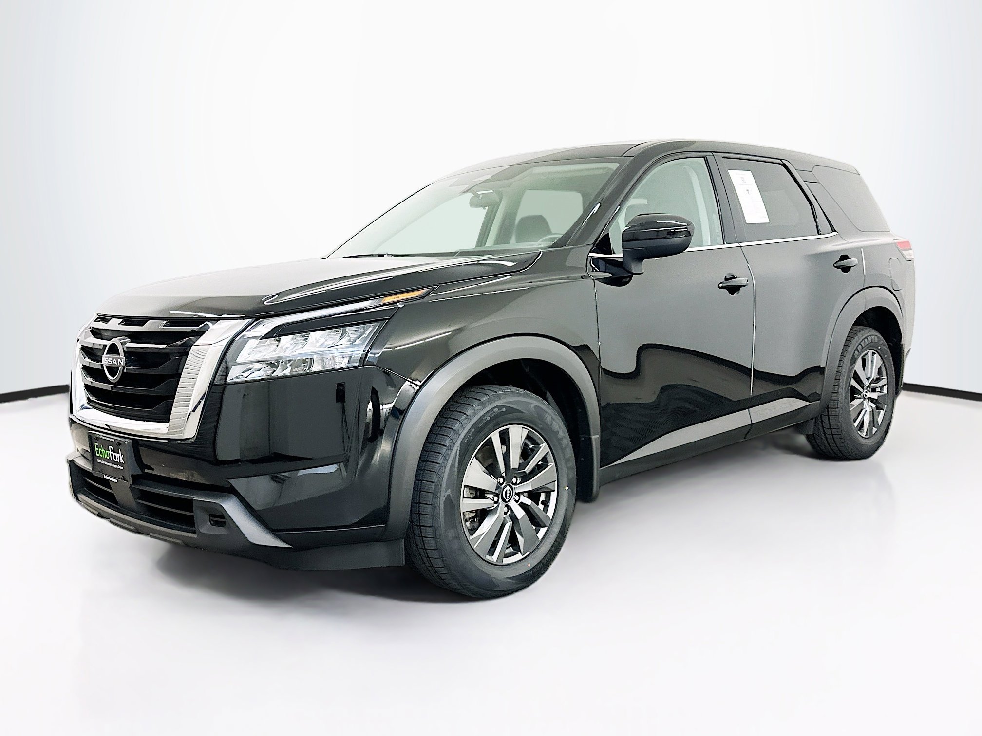 Used 2024 Nissan Pathfinder S image 3