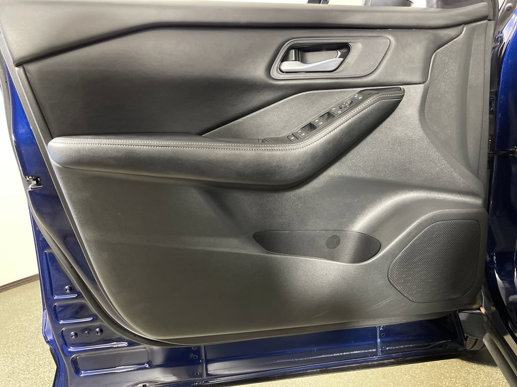 Used 2025 Nissan Rogue SV FWD image 17