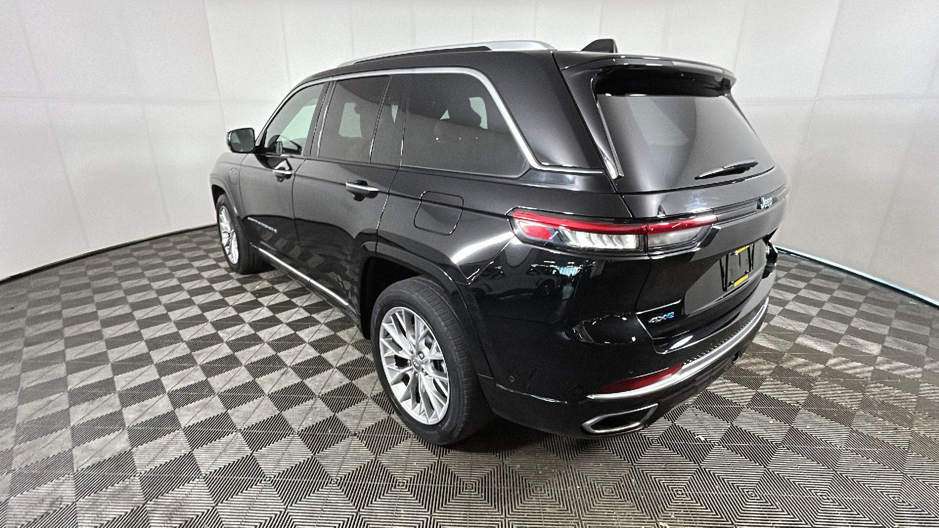 Used 2023 Jeep Grand Cherokee Summit AWD/4WD image 5