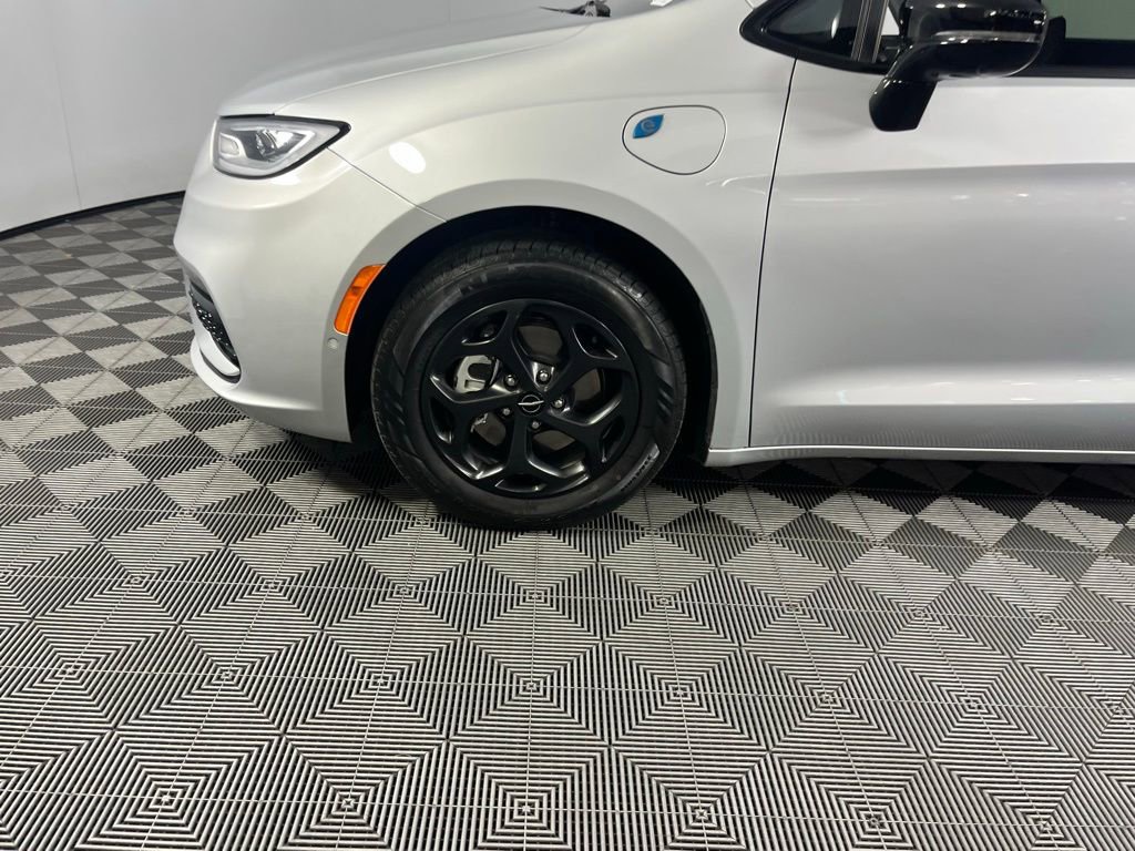 Used 2024 Chrysler Pacifica Premium image 9