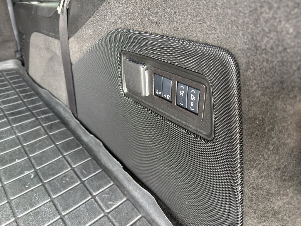 Used 2025 Cadillac Escalade Premium Luxury image 31