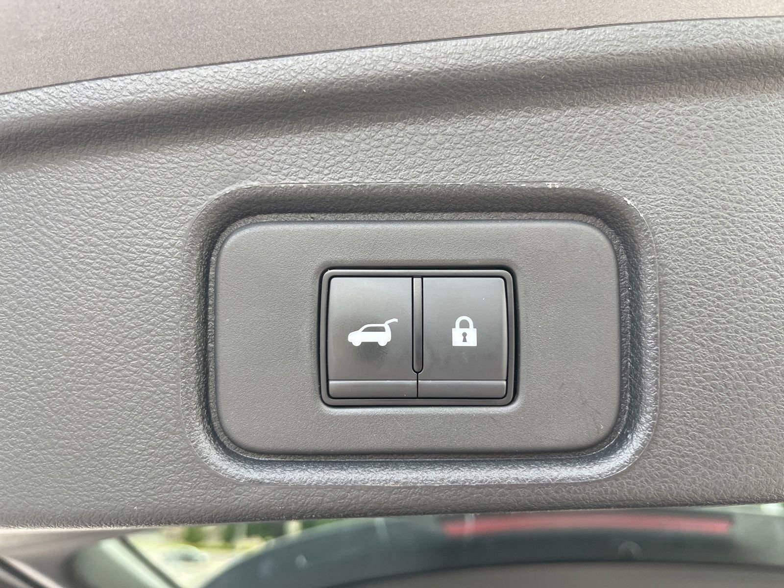 Used 2025 Nissan Pathfinder SV FWD image 32