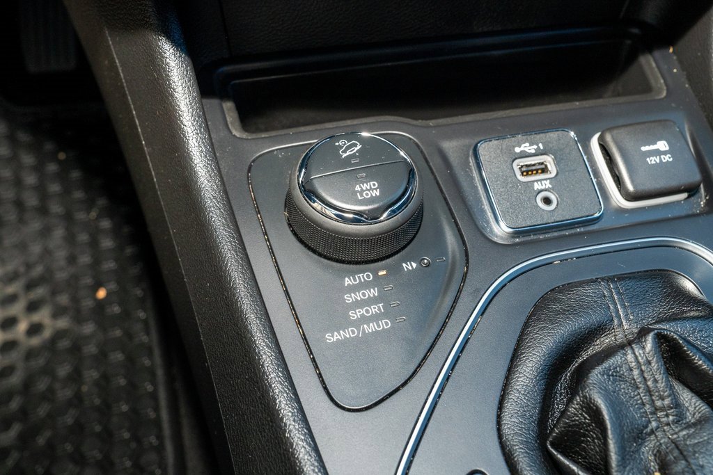 Used 2019 Jeep Cherokee Latitude Plus w/ Comfort/Convenience Group image 17