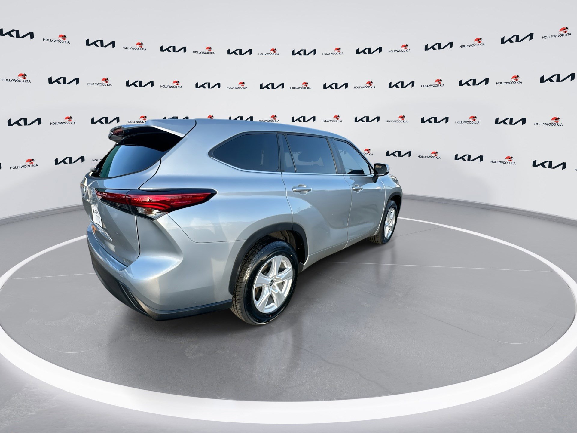 Used 2023 Toyota Highlander LE image 8