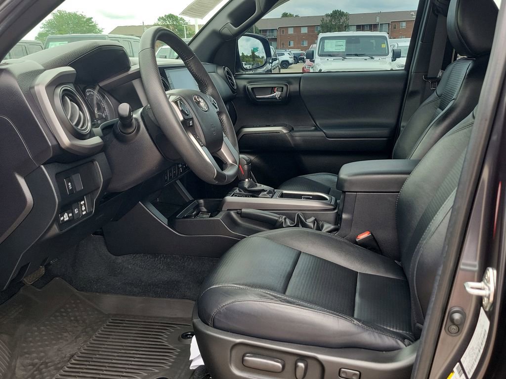 Used 2021 Toyota Tacoma TRD Sport w/ TRD Premium Sport Package AWD/4WD image 11