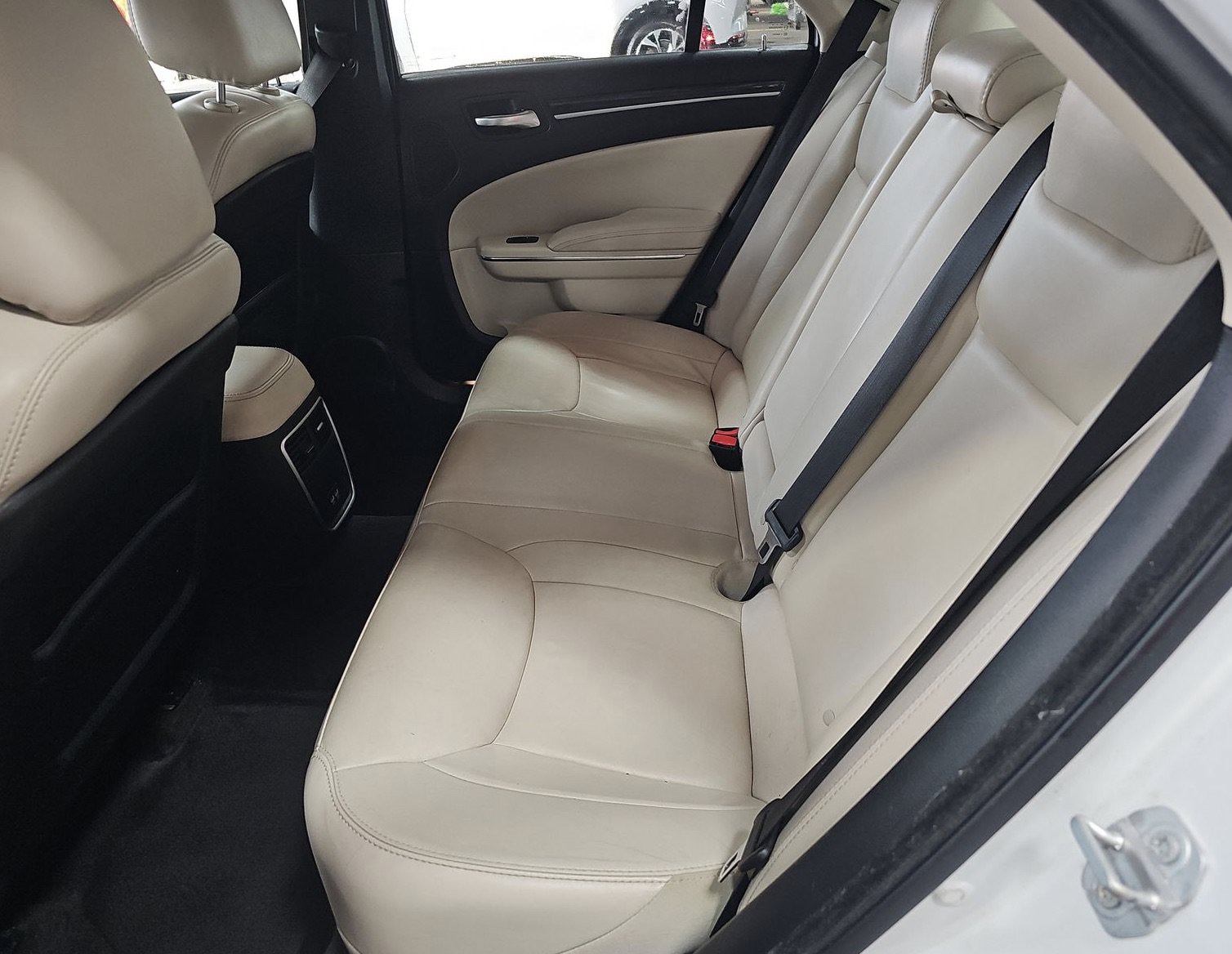 Used 2016 Chrysler 300 Limited RWD image 6