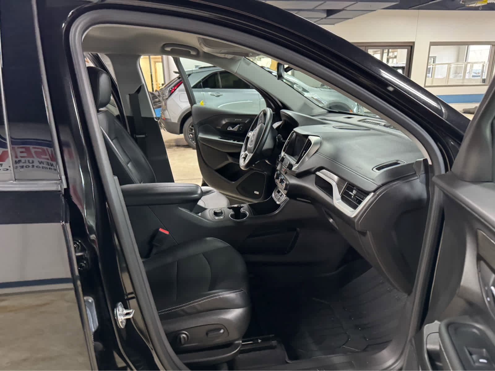 Certified 2024 GMC Terrain SLT w/ Infotainment Package II AWD/4WD image 11