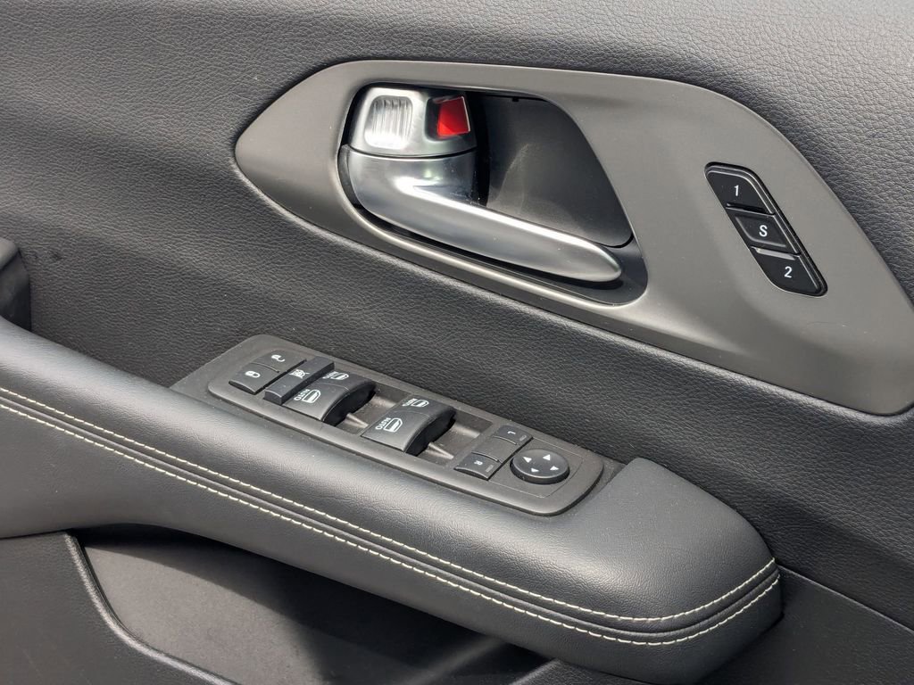 Used 2025 Chrysler Pacifica Select image 13