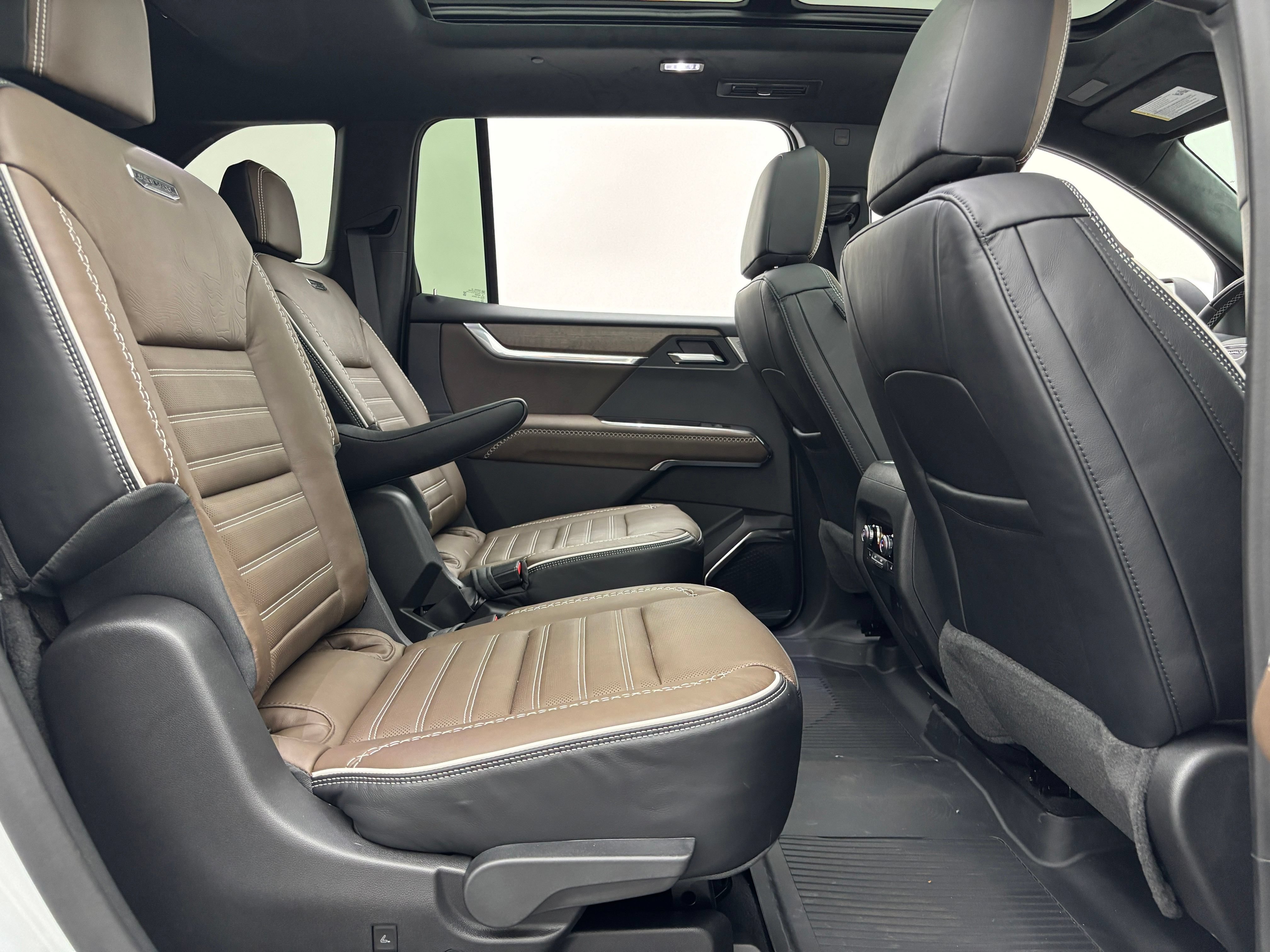 New 2026 GMC Acadia Denali Ultimate w/ LPO, Floor Liner Package AWD/4WD image 42
