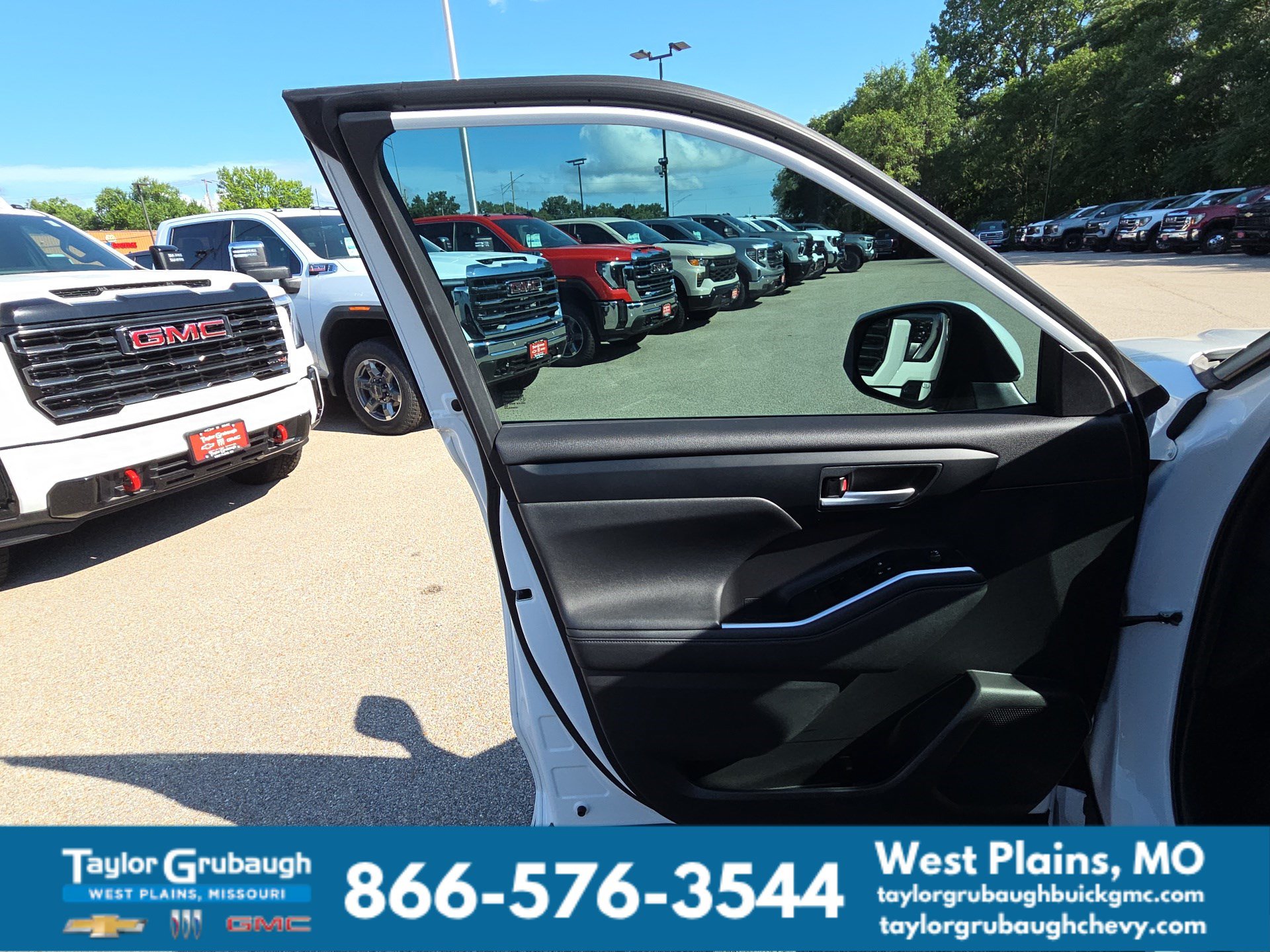 Used 2023 Toyota Highlander XLE AWD/4WD image 12