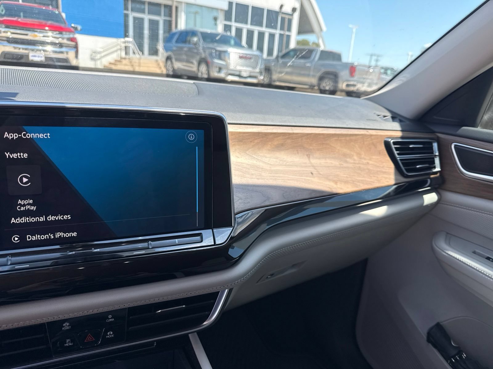 Used 2024 Volkswagen Atlas SE FWD image 21