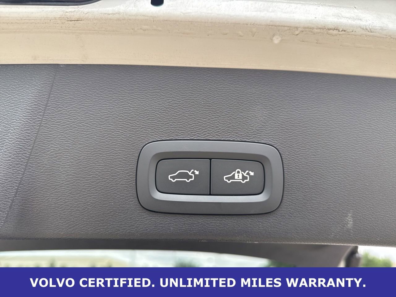 Certified 2025 Volvo XC40 B5 Plus AWD/4WD image 8