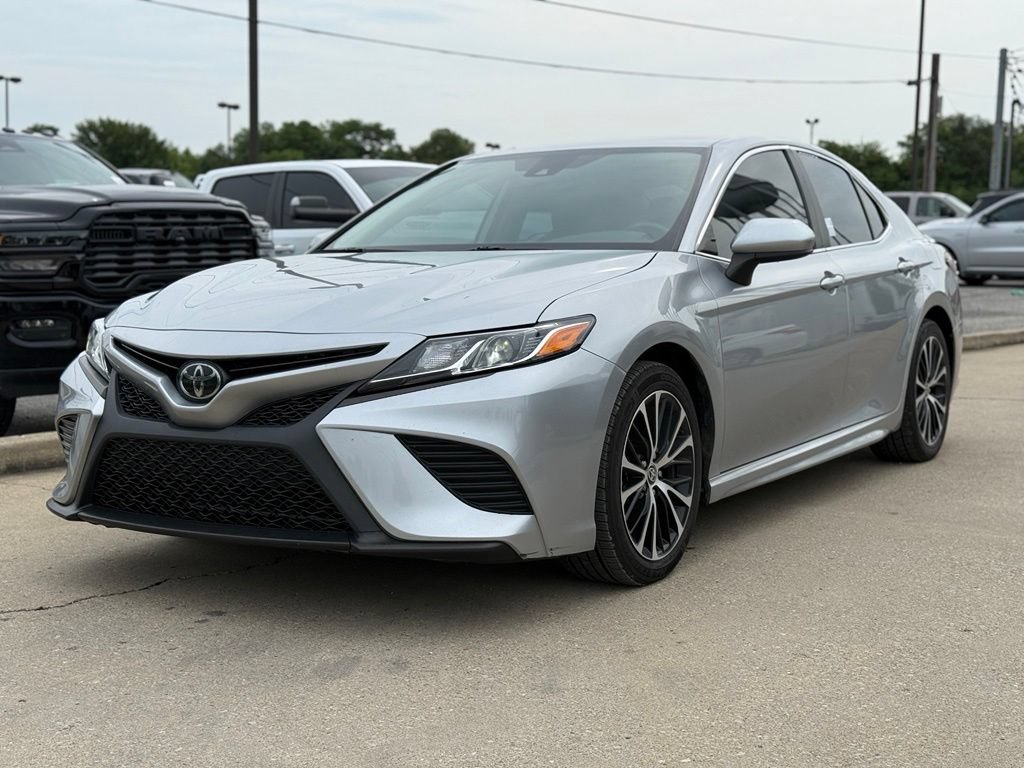Used 2020 Toyota Camry SE FWD image 2