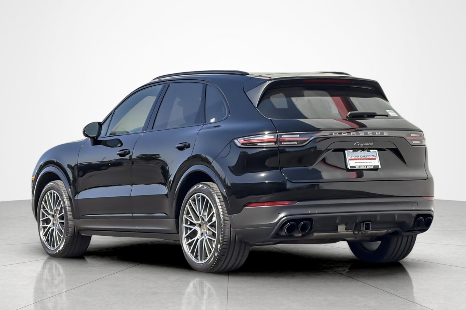 Used 2023 Porsche Cayenne Platinum Edition image 3