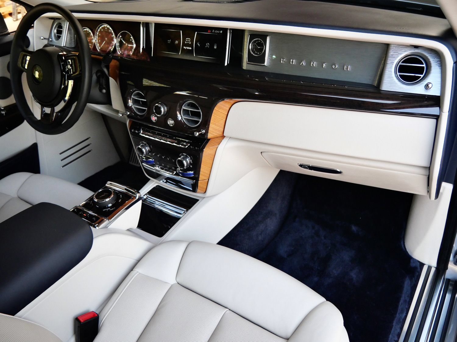 Used 2023 Rolls-Royce Phantom Sedan RWD image 18