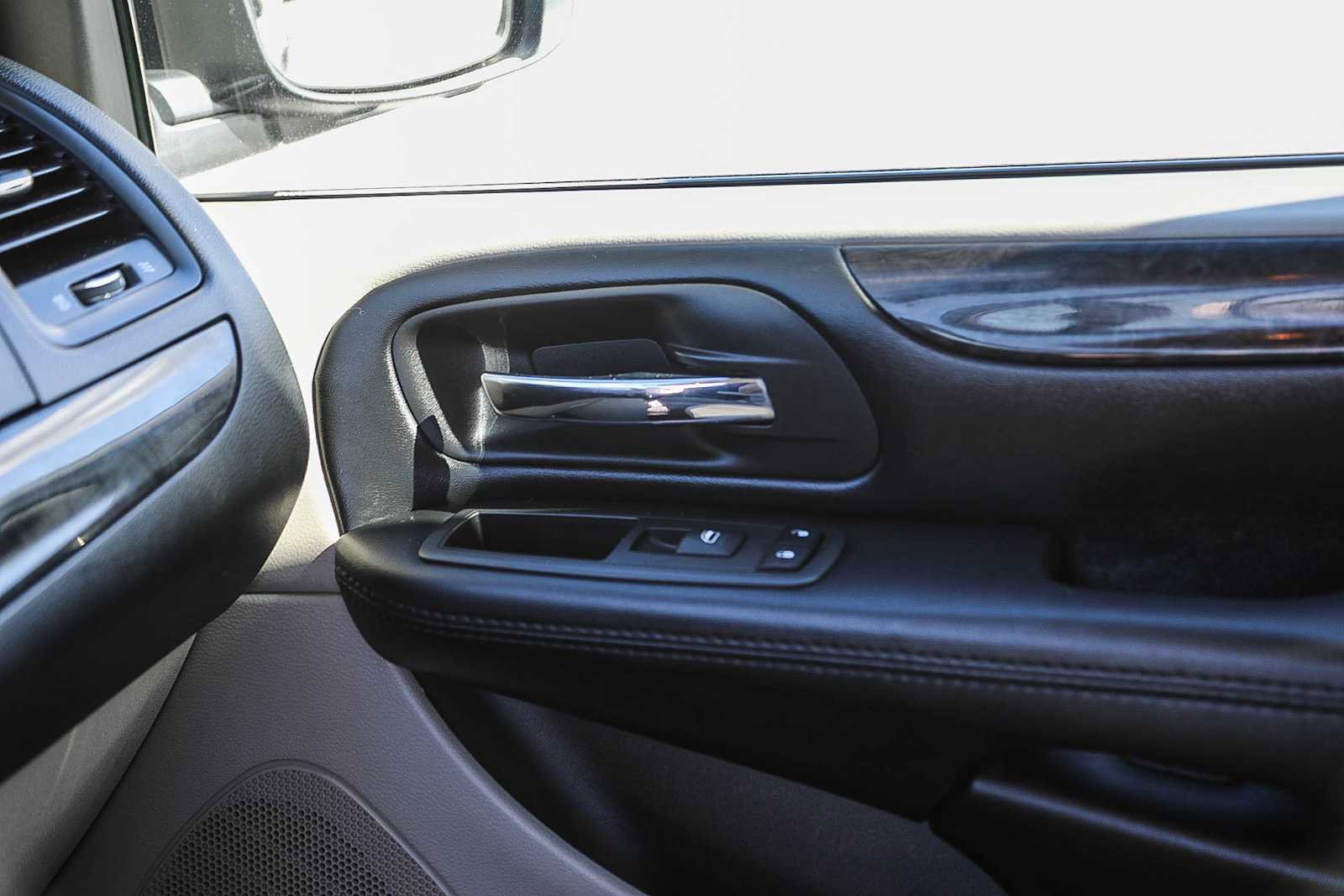 Used 2019 Dodge Grand Caravan SE w/ UConnect Hands-Free Group image 23