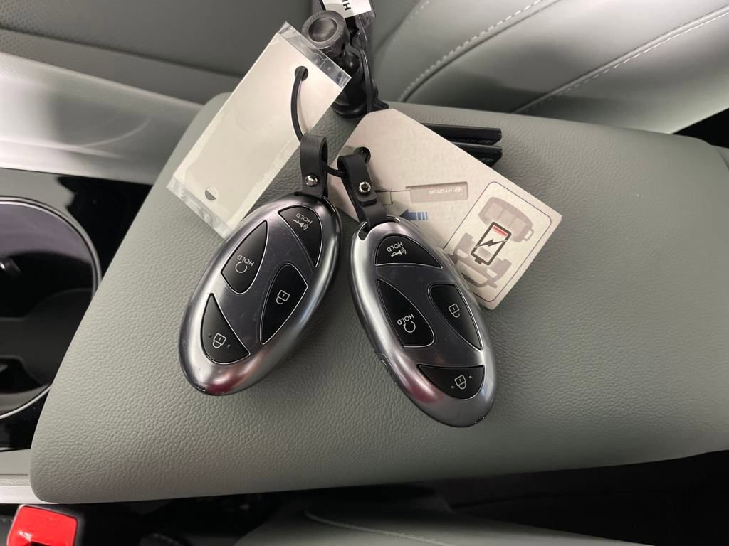 New 2025 Hyundai Elantra Limited image 31