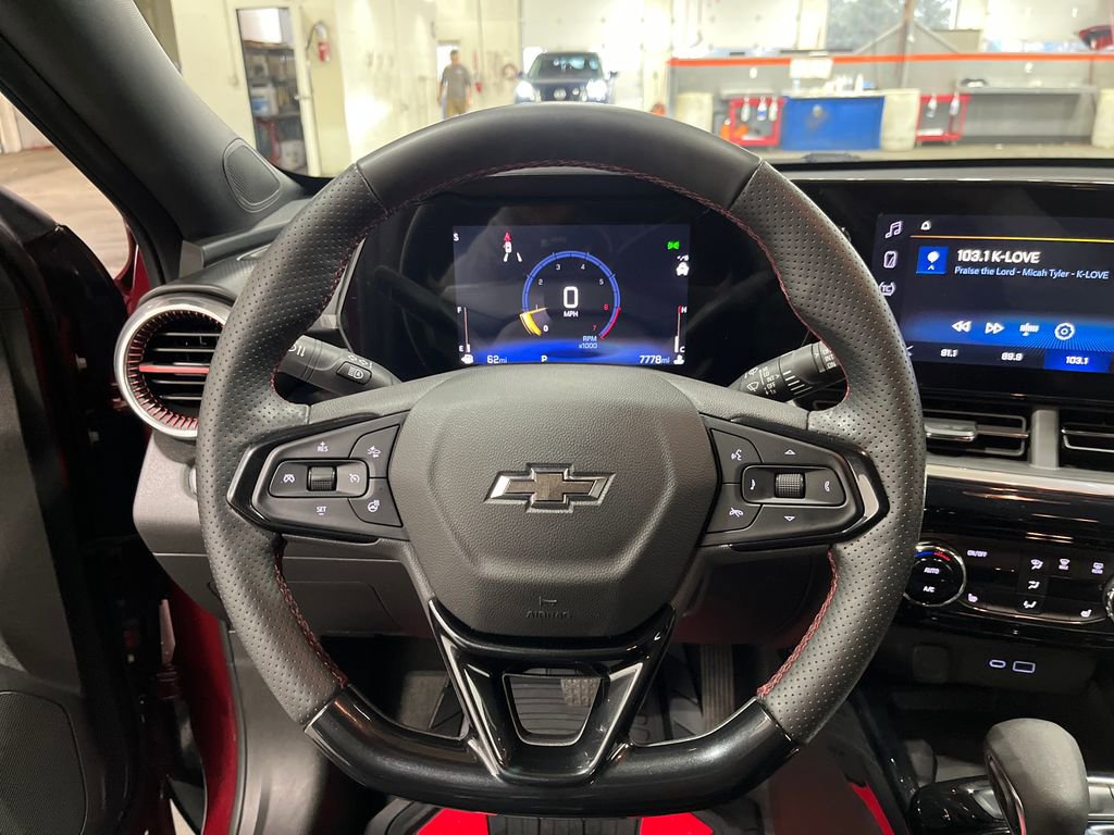 Used 2025 Chevrolet Trax RS w/ Sunroof Package image 38