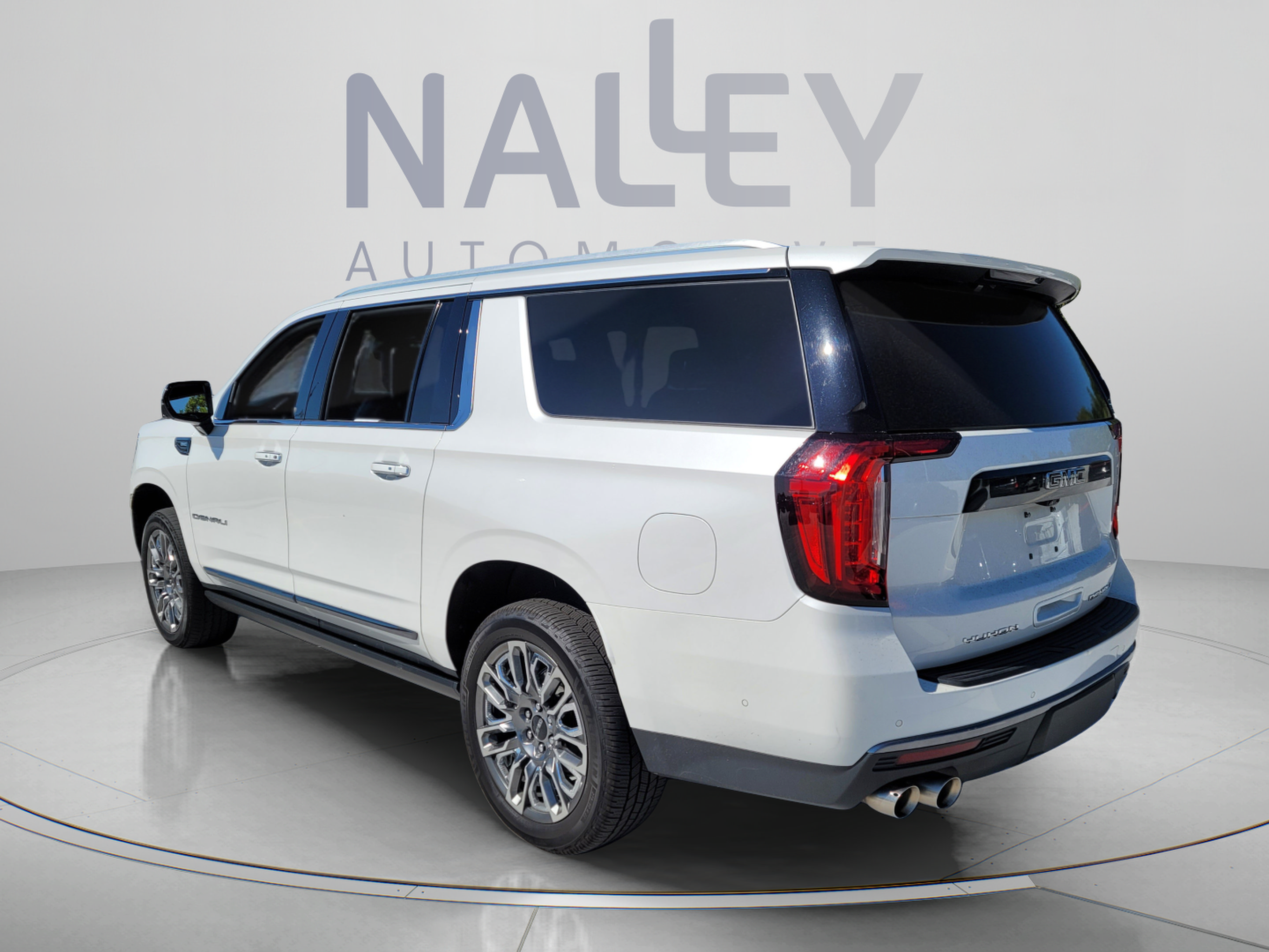 Used 2023 GMC Yukon XL Denali Ultimate AWD/4WD image 3
