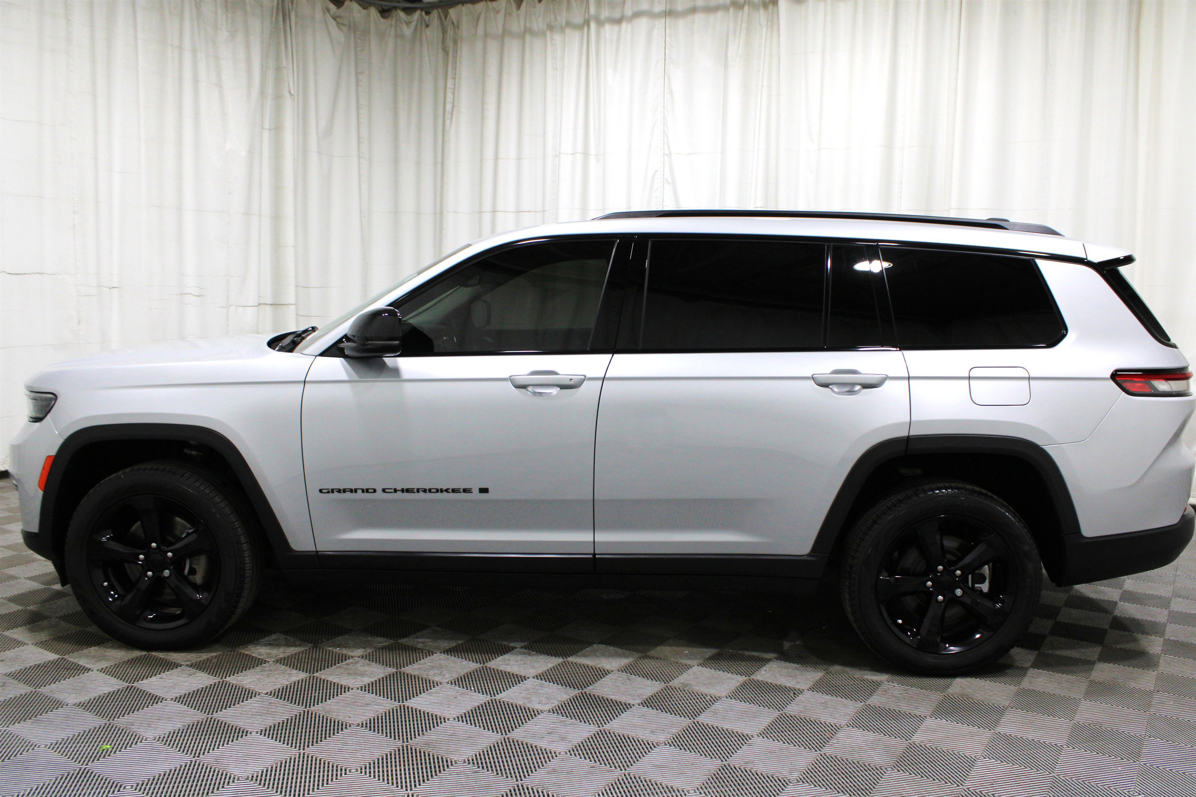 Used 2024 Jeep Grand Cherokee L Limited w/ Black Appearance Package image 37