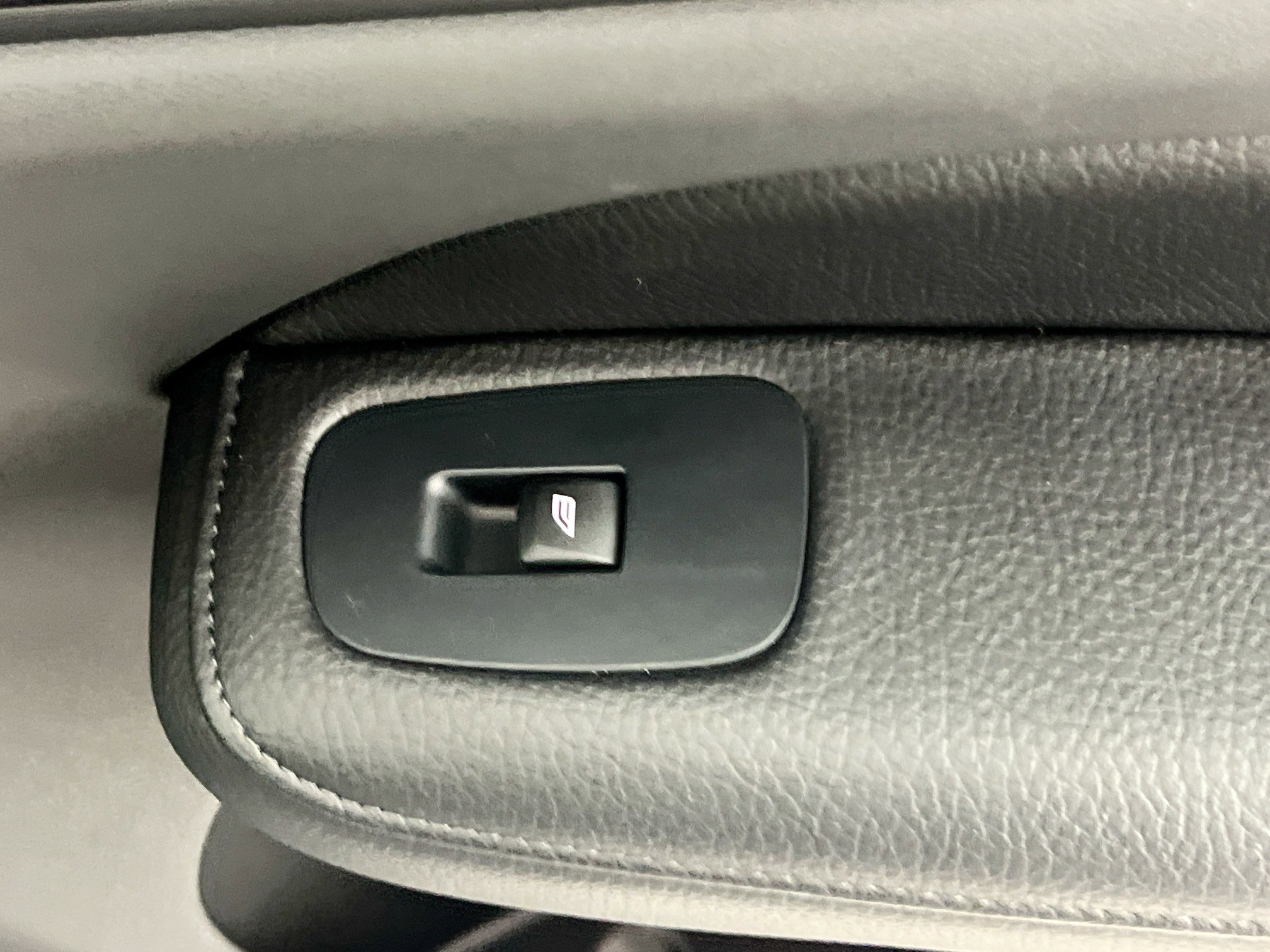 Used 2022 Volvo S60 B5 Inscription image 32