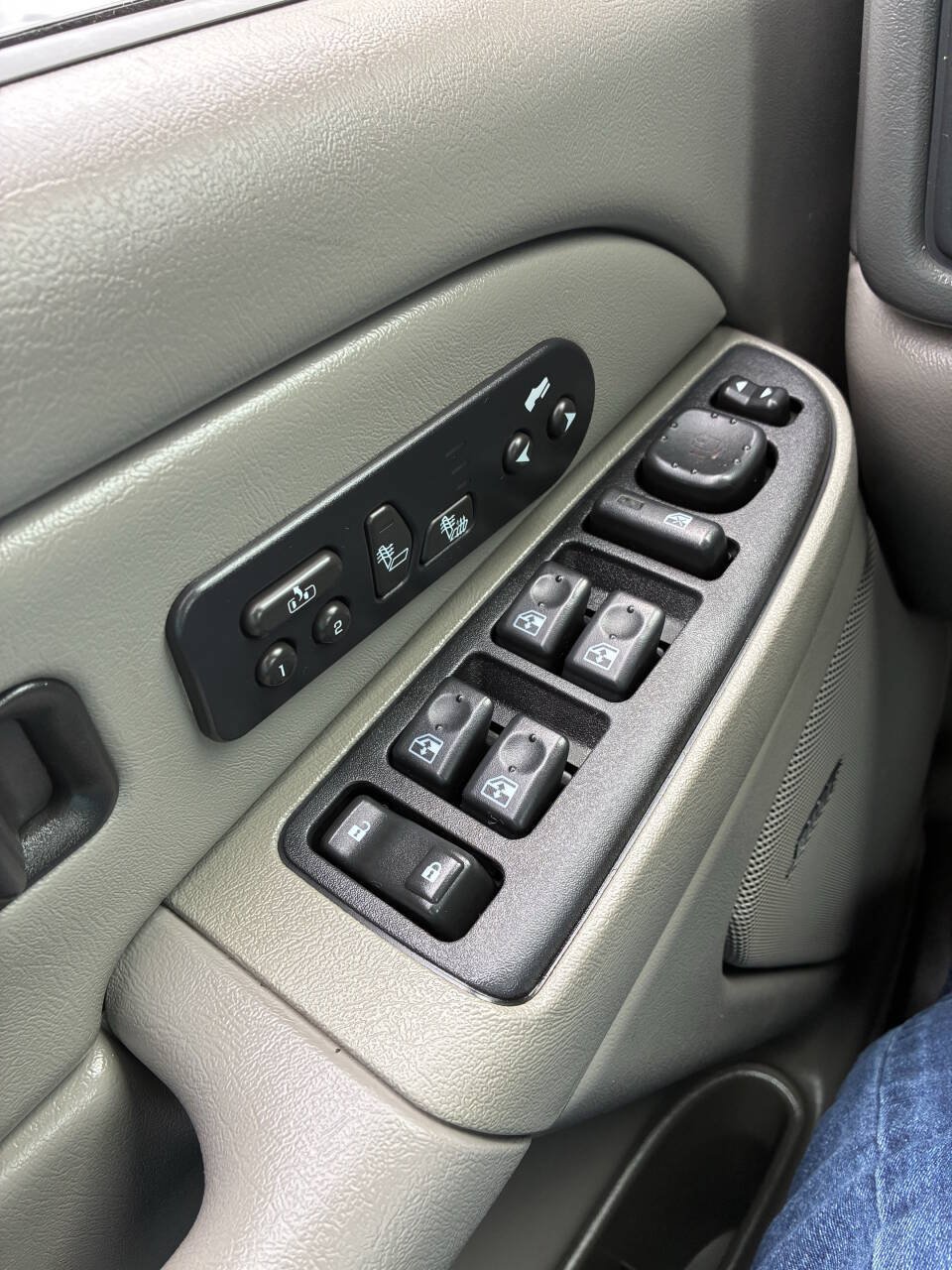 Used 2005 Chevrolet Avalanche Z71 w/ Preferred Equipment Group AWD/4WD image 19