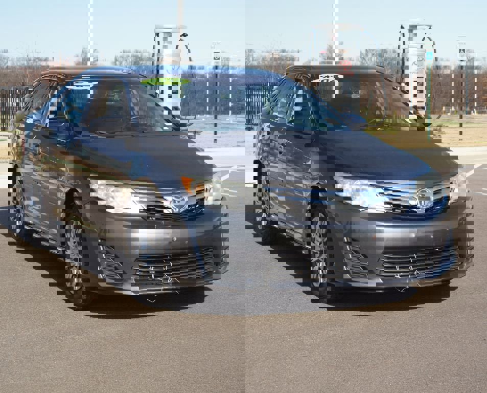 Used 2014 Toyota Camry LE image 2