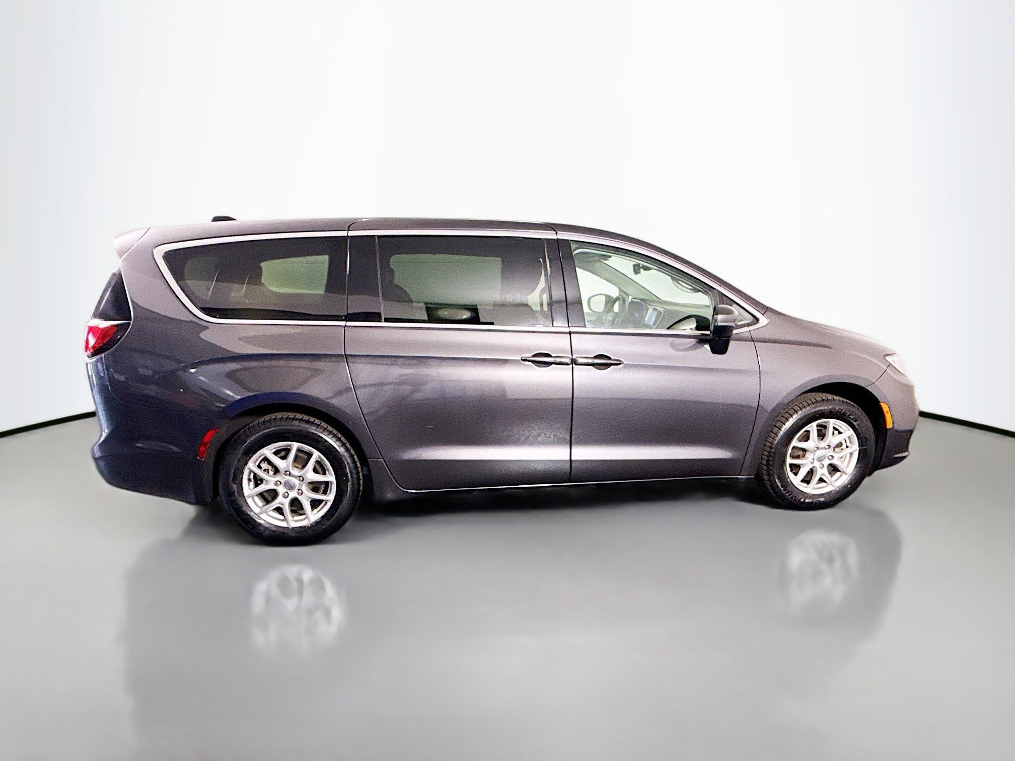 Used 2023 Chrysler Pacifica Touring-L image 11