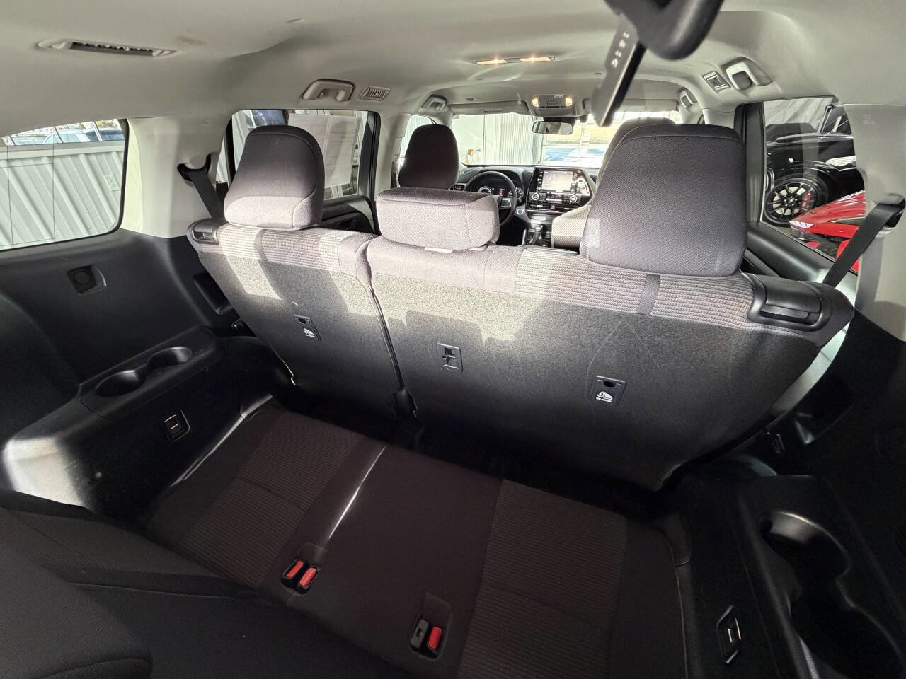 Used 2020 Toyota Highlander LE image 31