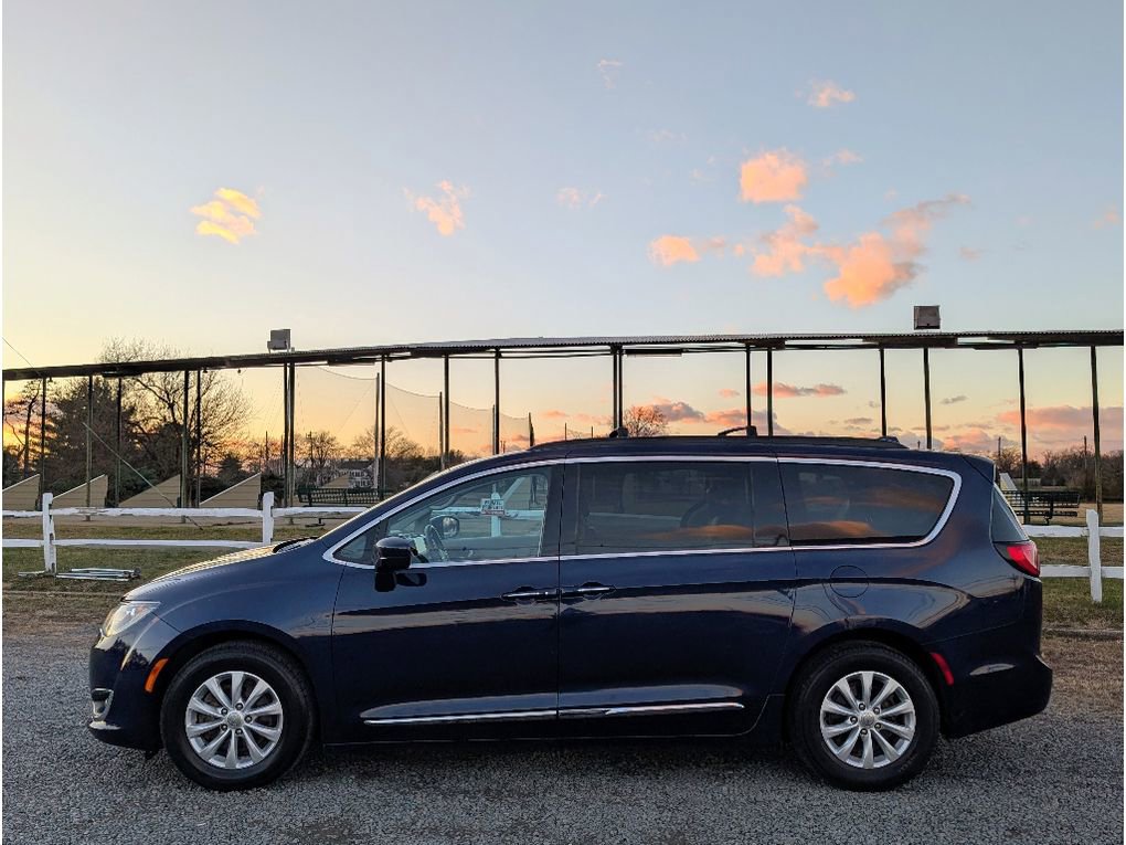Used 2017 Chrysler Pacifica Touring-L image 4