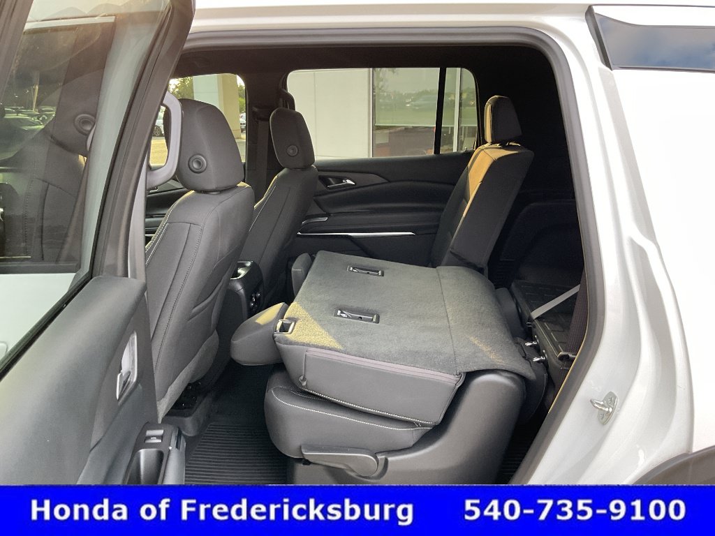 Used 2025 Chevrolet Traverse LT FWD image 25