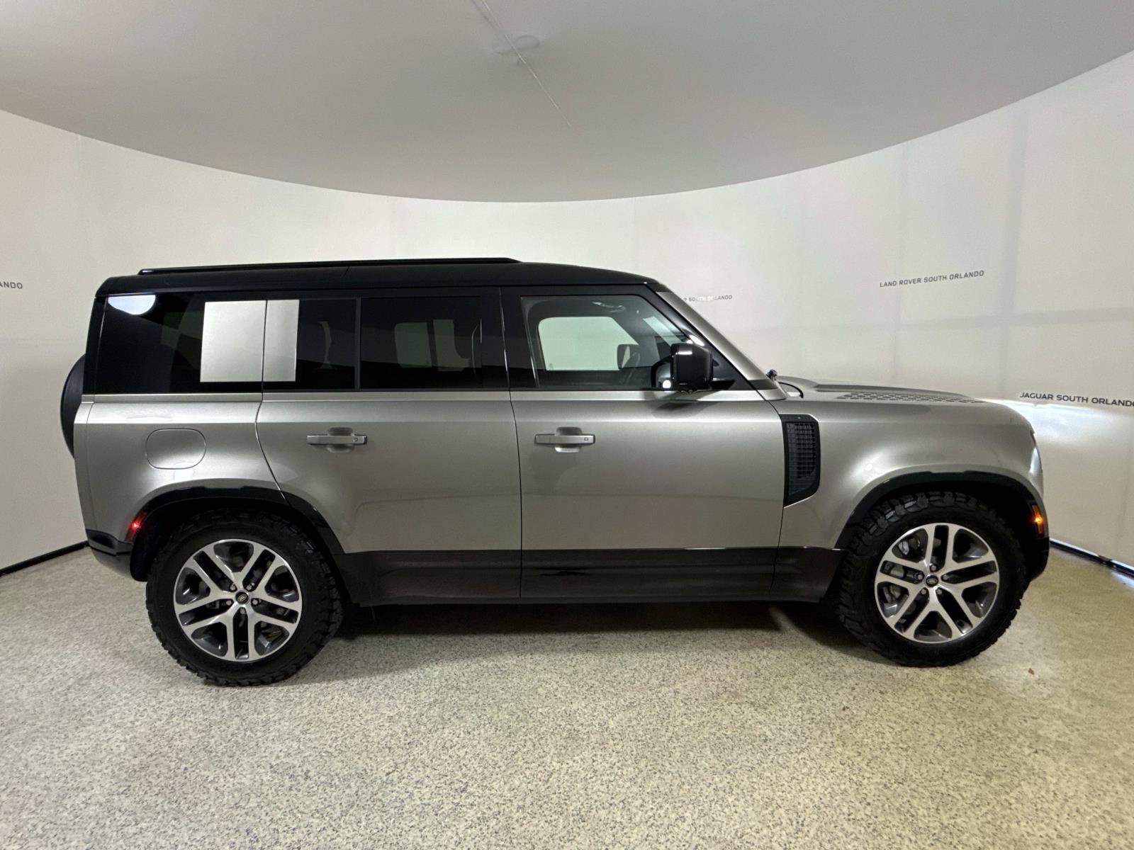 Used 2025 Land Rover Defender 110 X-Dynamic SE AWD/4WD image 6