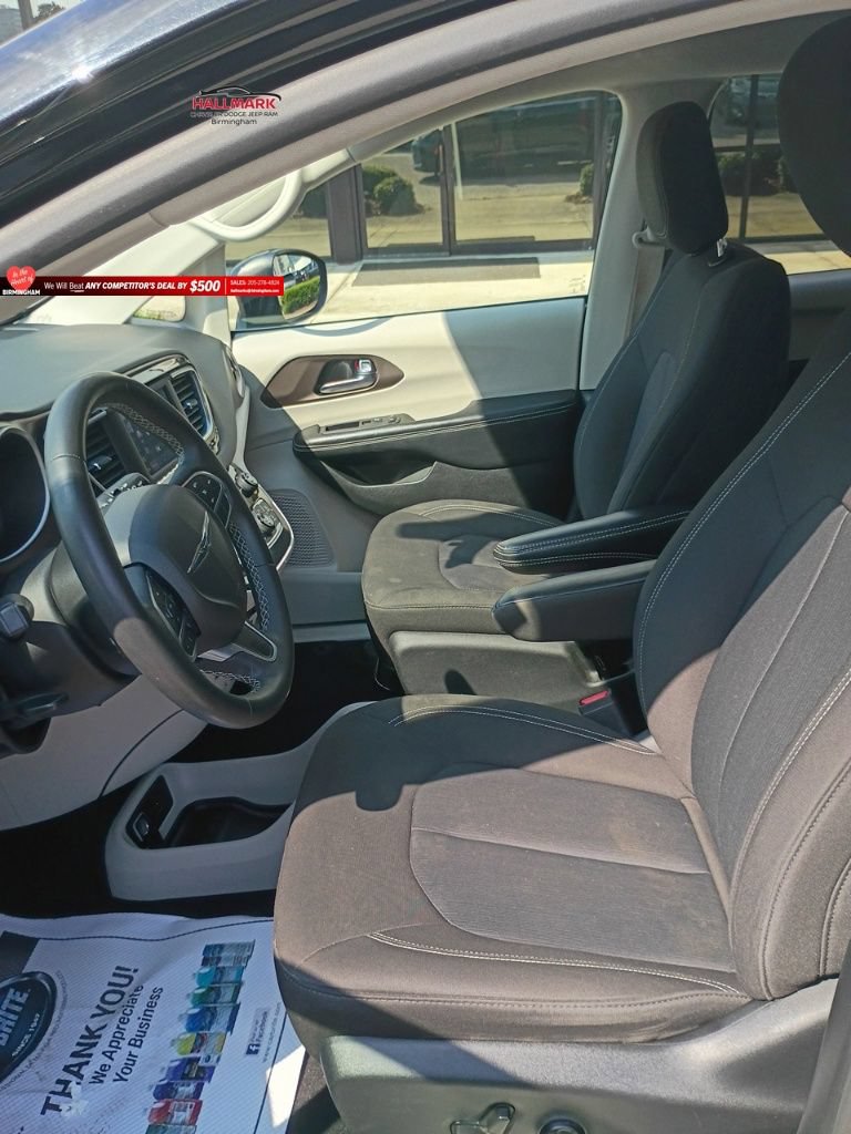 Used 2022 Chrysler Voyager LX FWD image 17