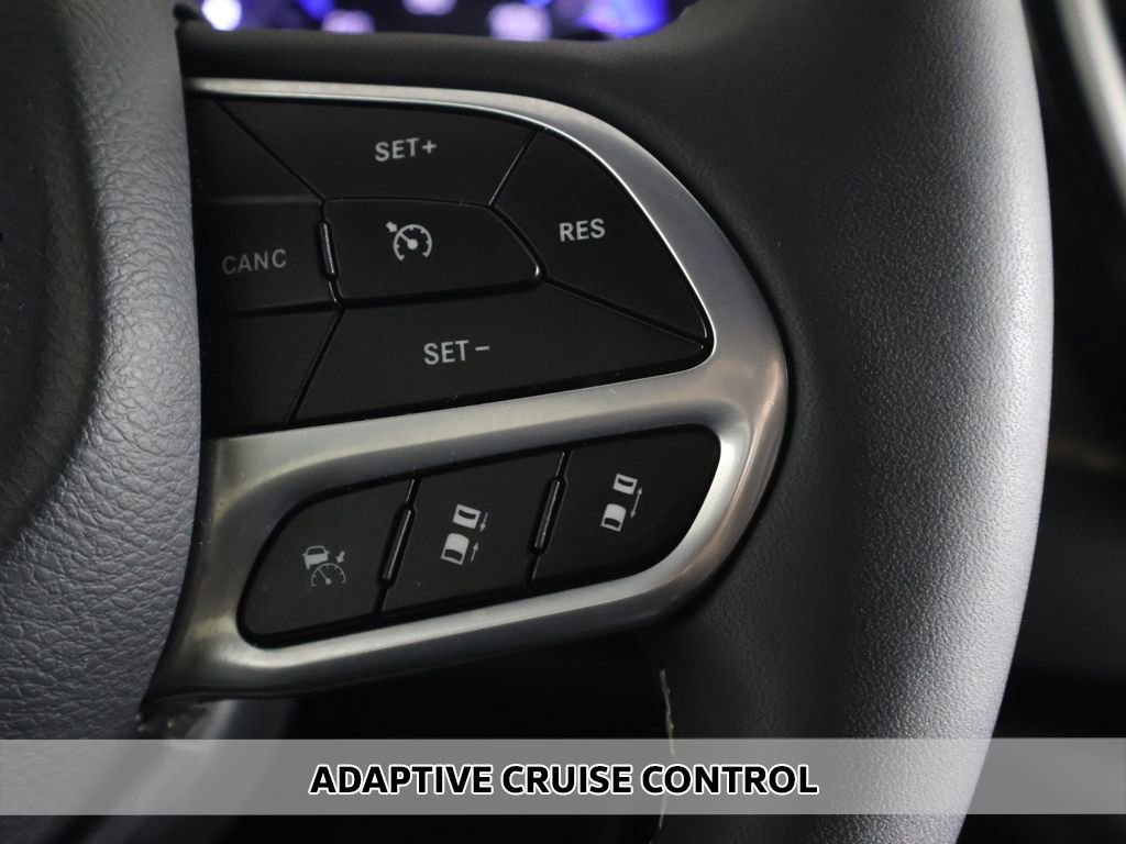 Used 2025 Chrysler Pacifica Select FWD image 3