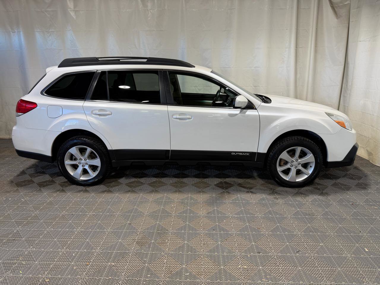 Used 2013 Subaru Outback 2.5i Premium w/ All-Weather Pkg AWD/4WD image 9