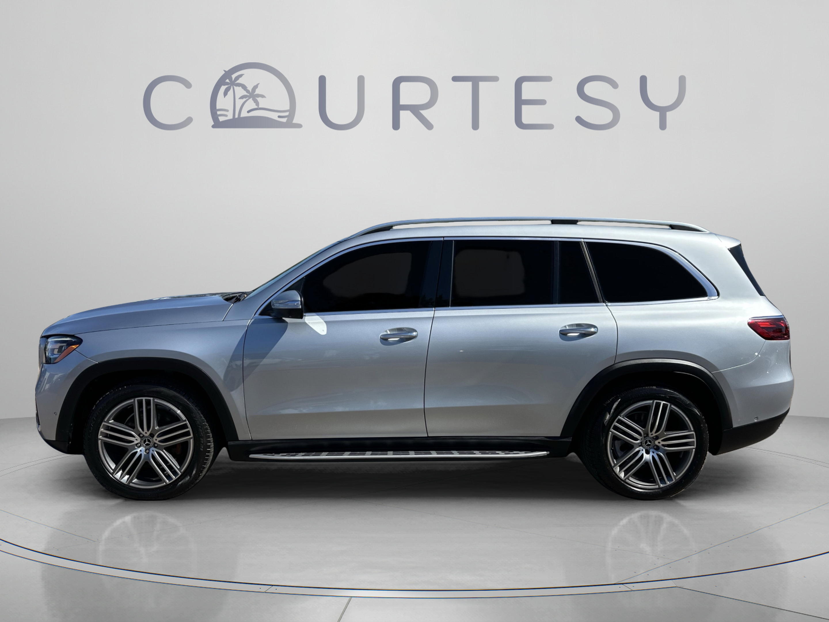 Used 2024 Mercedes-Benz GLS 450 4MATIC image 2