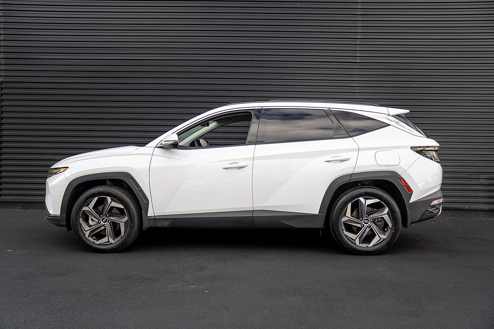 Used 2022 Hyundai Tucson Limited w/ Cargo Package AWD/4WD image 2