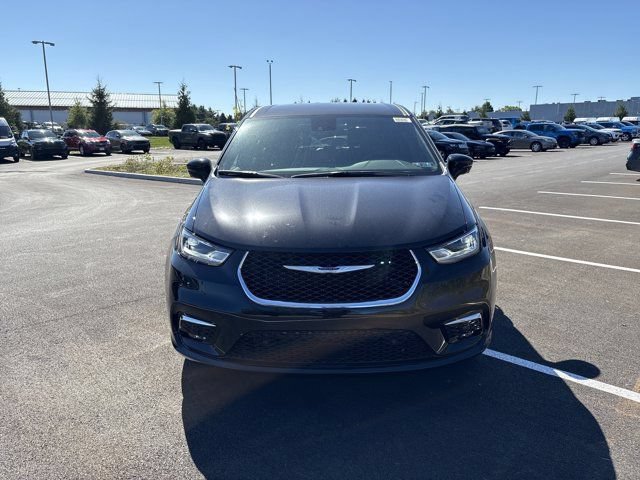Used 2026 Chrysler Pacifica Select AWD/4WD image 2