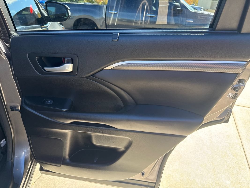 Used 2018 Toyota Highlander SE AWD/4WD image 19