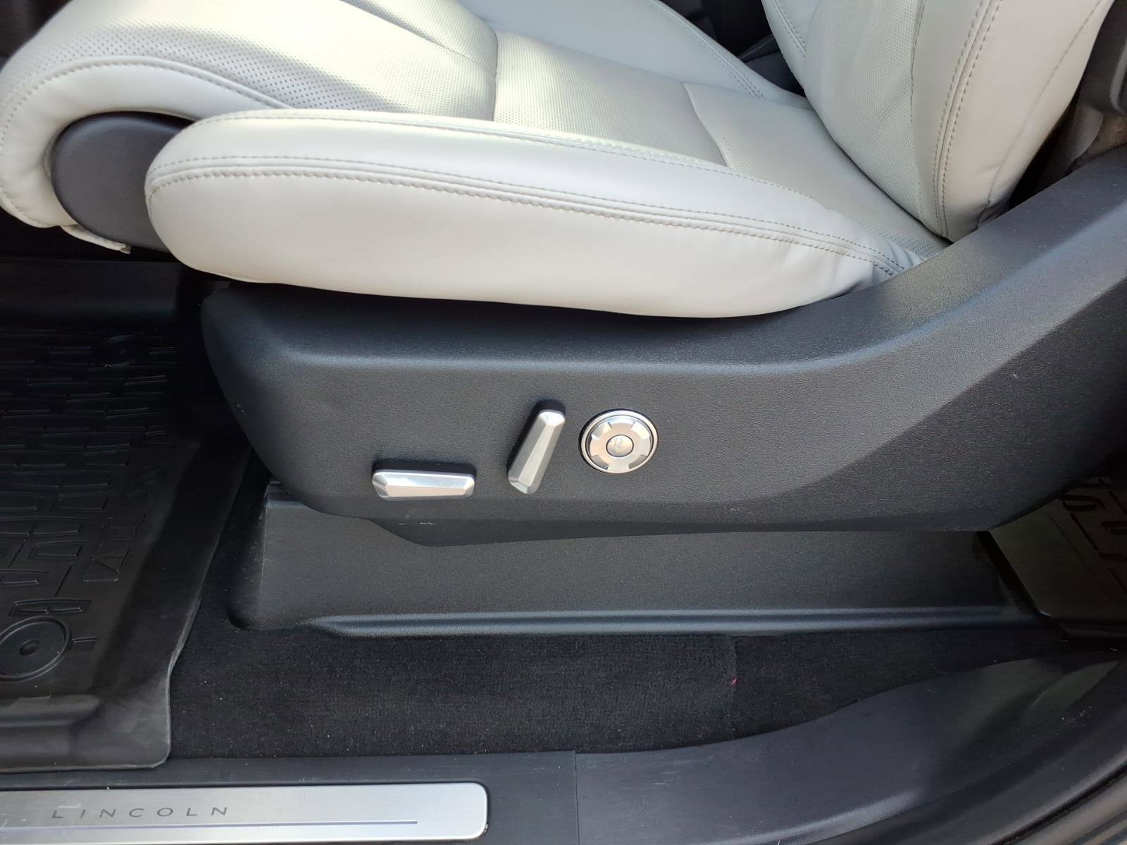 Used 2025 Lincoln Navigator Reserve image 13