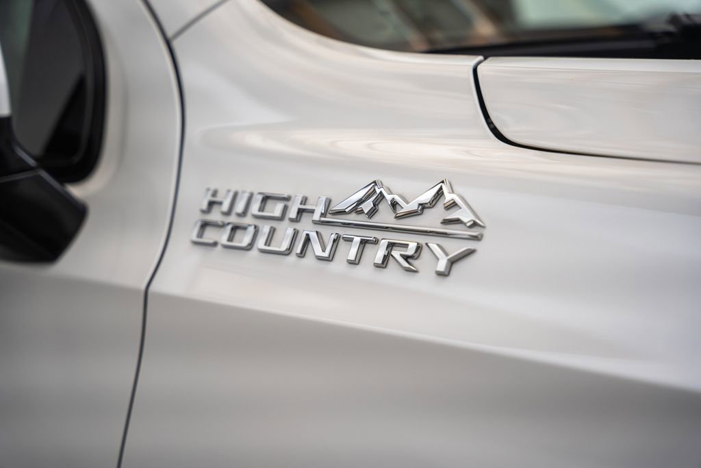 Used 2024 Chevrolet Suburban High Country AWD/4WD image 16