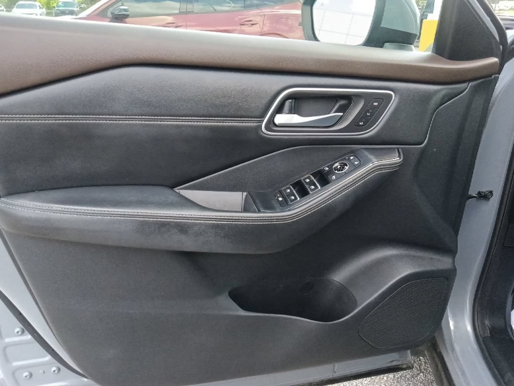 Used 2021 Nissan Rogue SL FWD image 11
