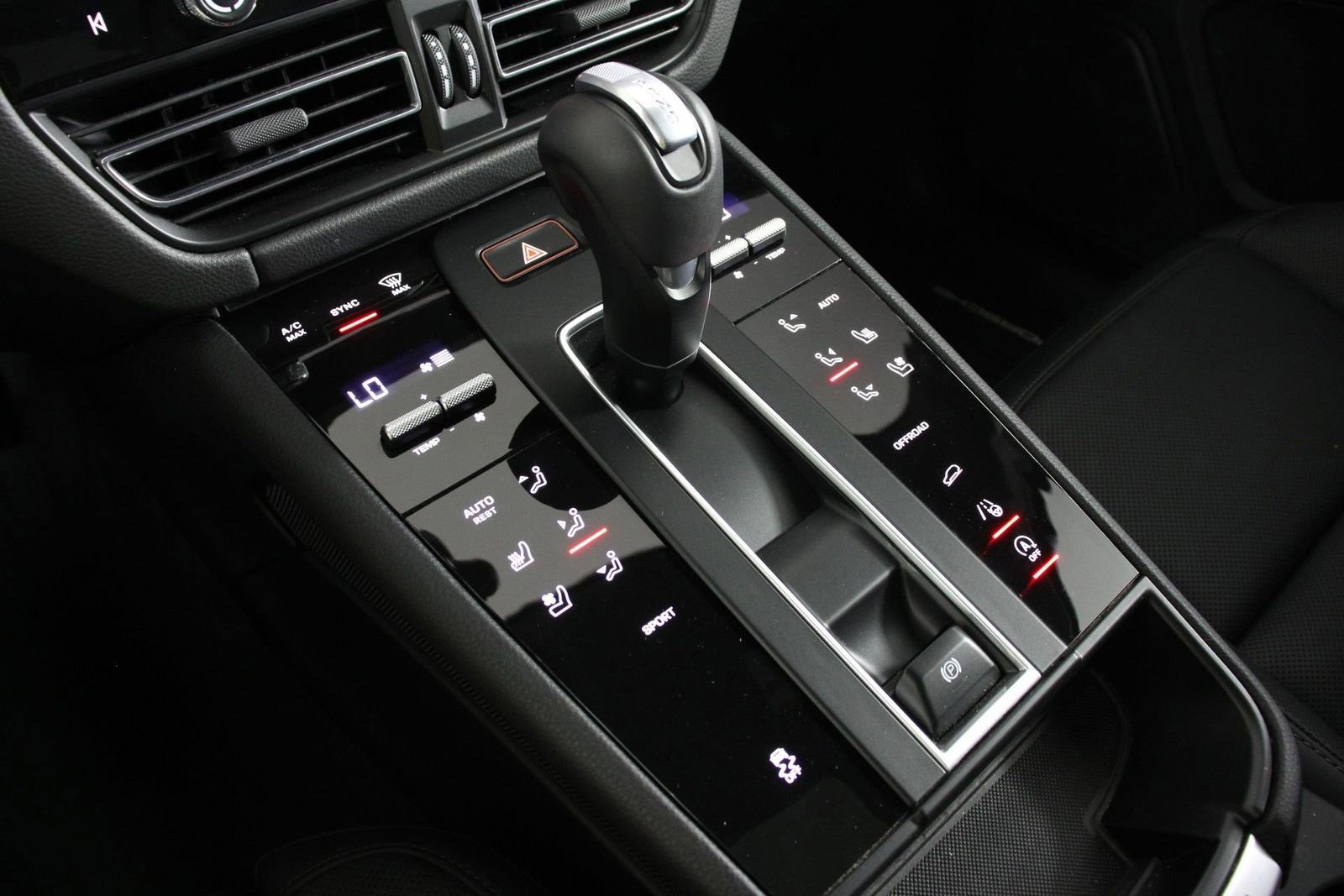 Certified 2025 Porsche Macan AWD/4WD image 18