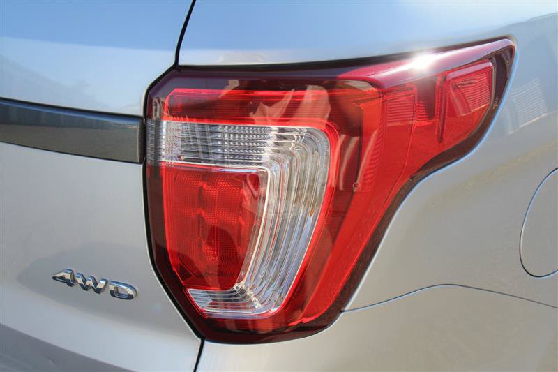 Used 2019 Ford Explorer XLT w/ Equipment Group 202A AWD/4WD image 13