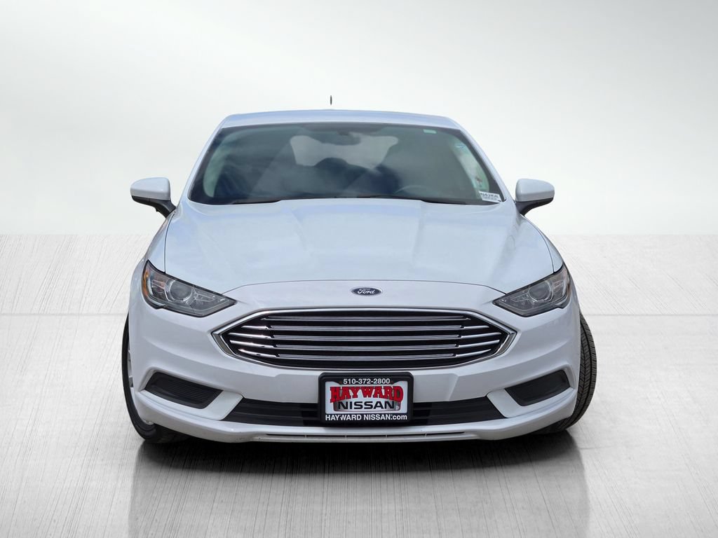 Used 2017 Ford Fusion SE FWD image 2