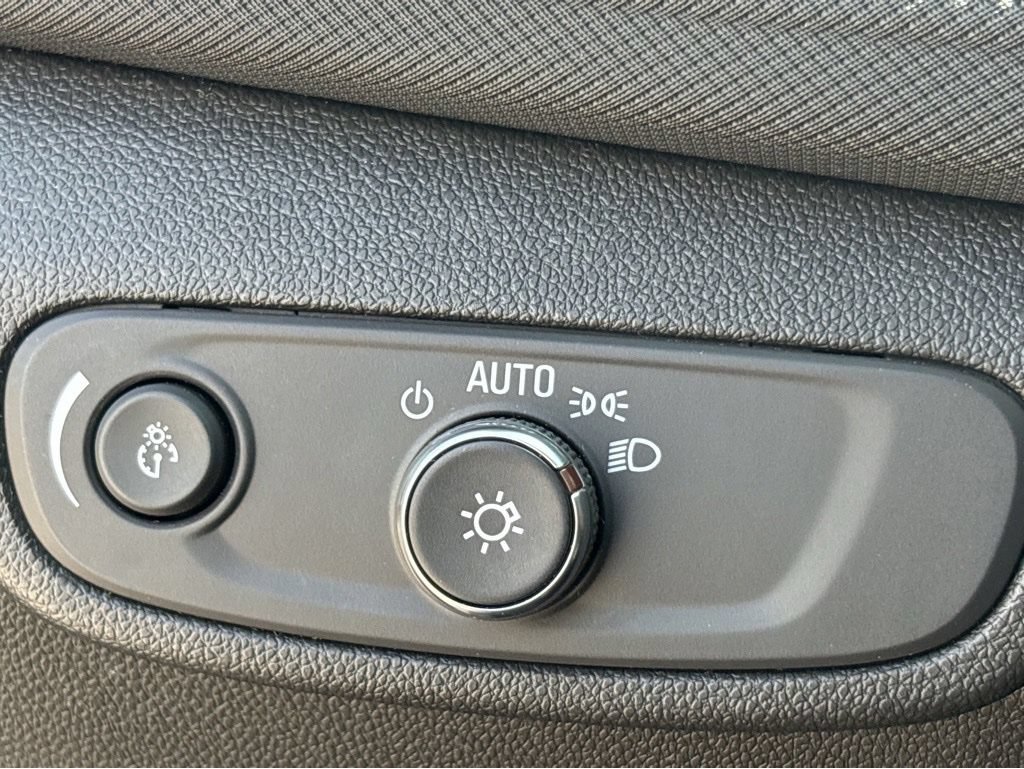 Used 2025 Chevrolet TrailBlazer LT w/ LT Cold Weather Package FWD image 15