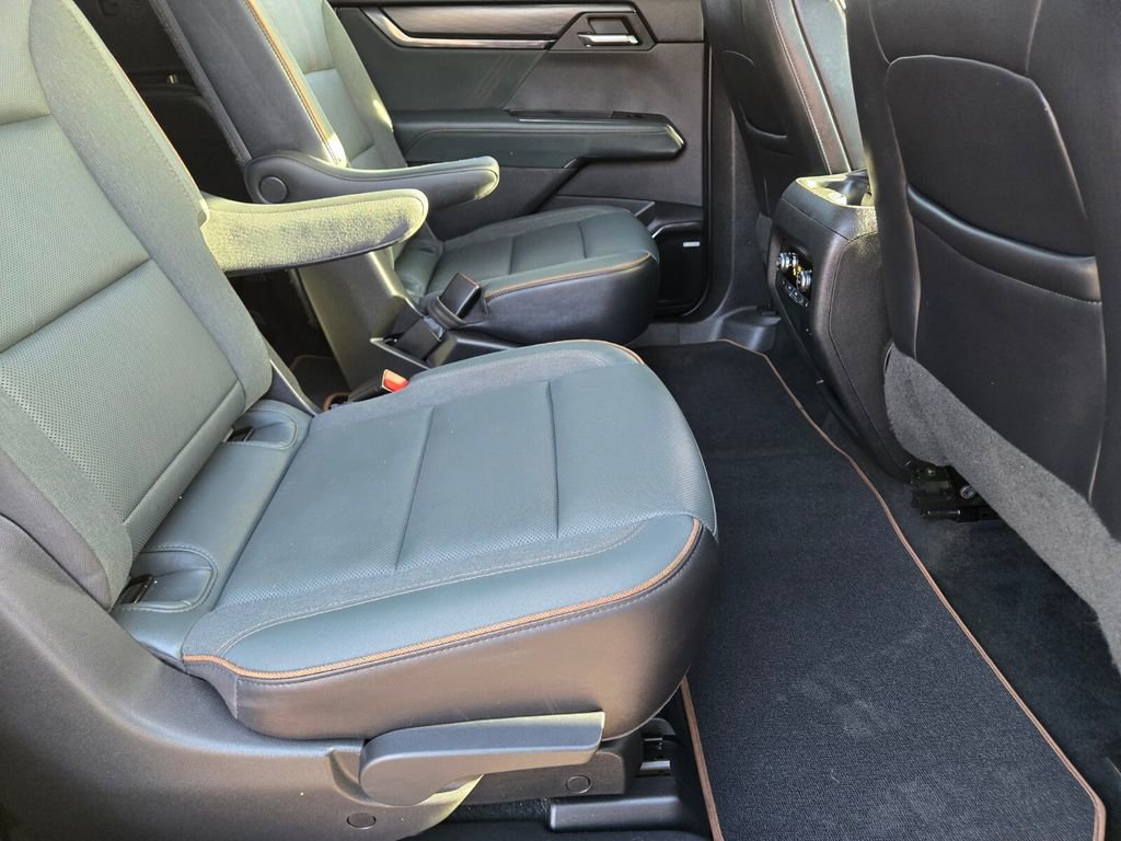 Used 2024 GMC Acadia AT4 w/ Luxury Package AWD/4WD image 15