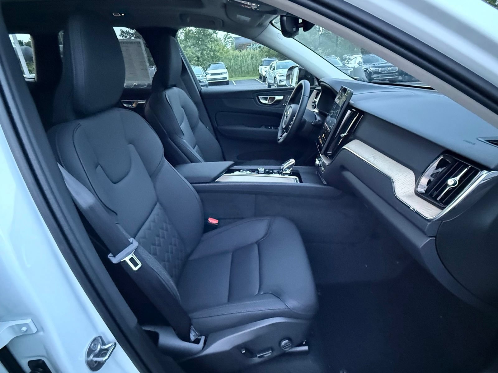 New 2026 Volvo XC60 T8 Plus w/ Climate Package PRO AWD/4WD image 18